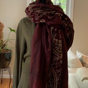 BORDEAUX wool and velvet mix wrap.